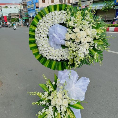 Vòng hoa hồng lan viền xanh Đà Nẵng