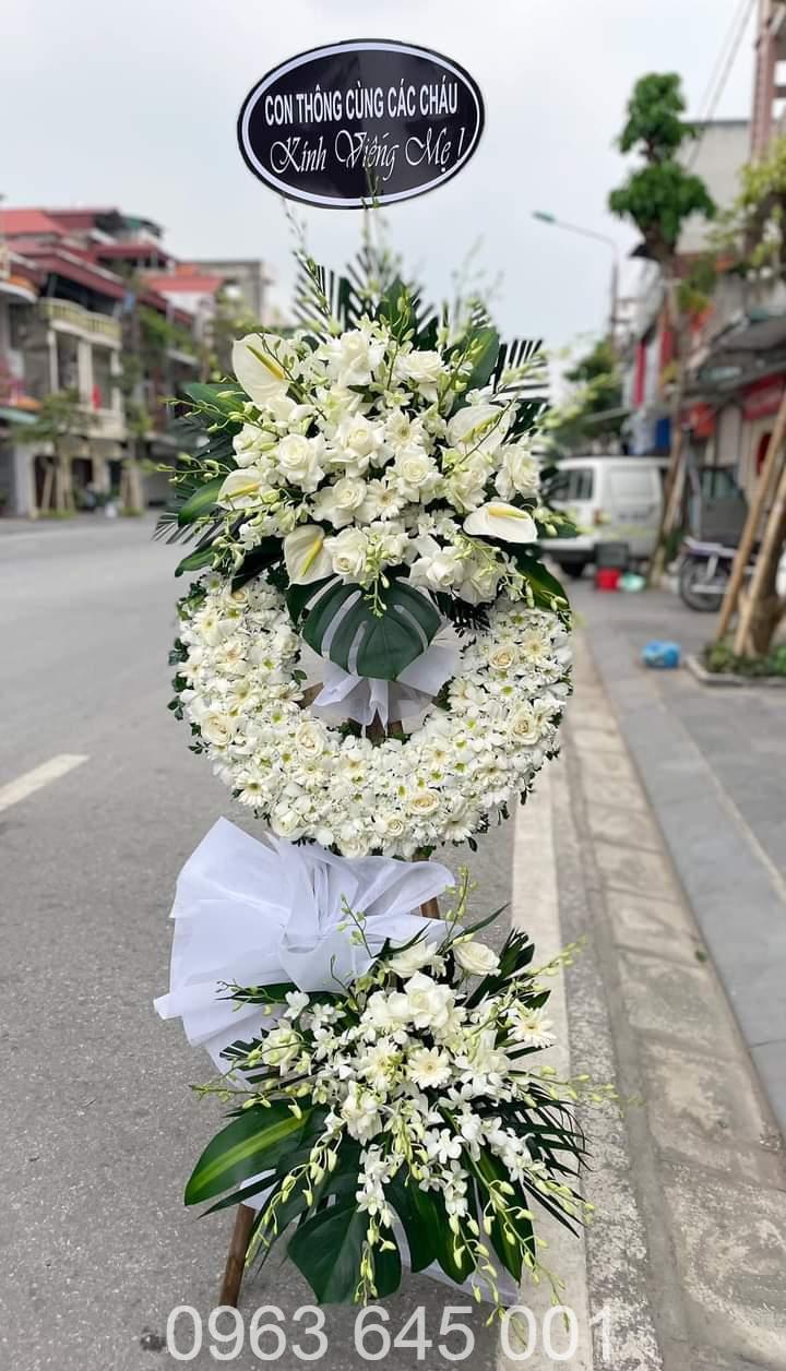 Vòng hoa cúc trắng viền lá to Đà Nẵng