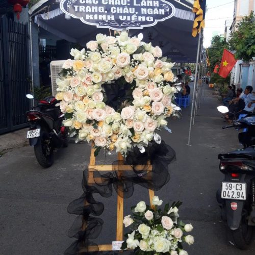 Vòng hoa hồng kem nơ đen Đà Nẵng