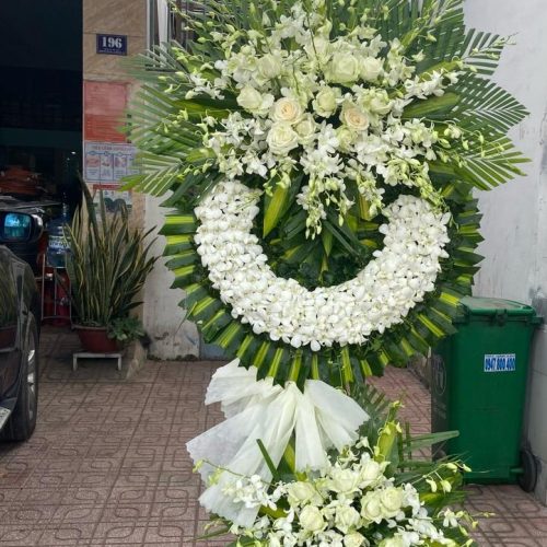 Vòng hoa hồng trắng viền dừa Đà Nẵng
