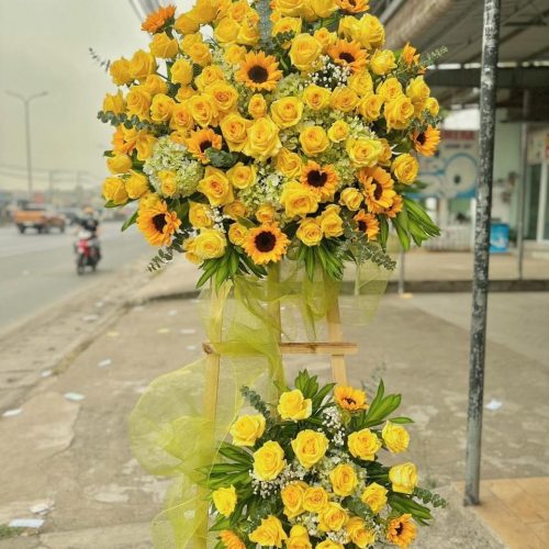 Kệ hoa hướng dương vàng khai trương Đà Nẵng