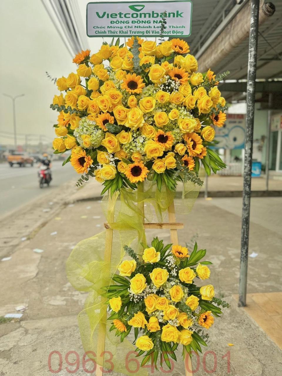 Kệ hoa hướng dương vàng khai trương Đà Nẵng