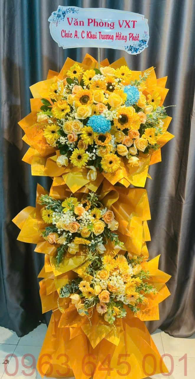 Kệ hoa hướng dương vàng khai trương Đà Nẵng